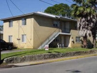 Building Photo - Quad Near Campus- 2 full bedrooms