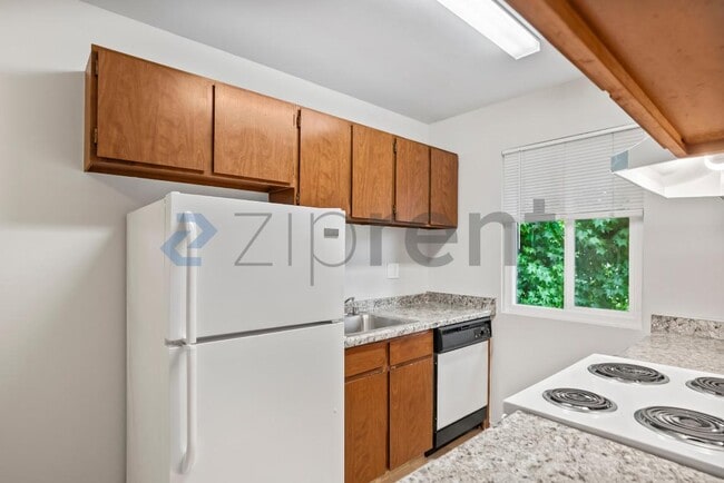 Building Photo - 1185 Meadow Ln