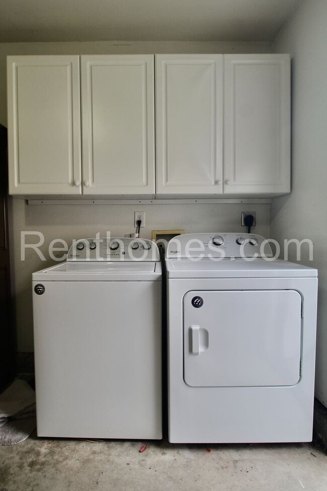 Building Photo - Escondido, 1463-E N Broadway, Wood Floors,...