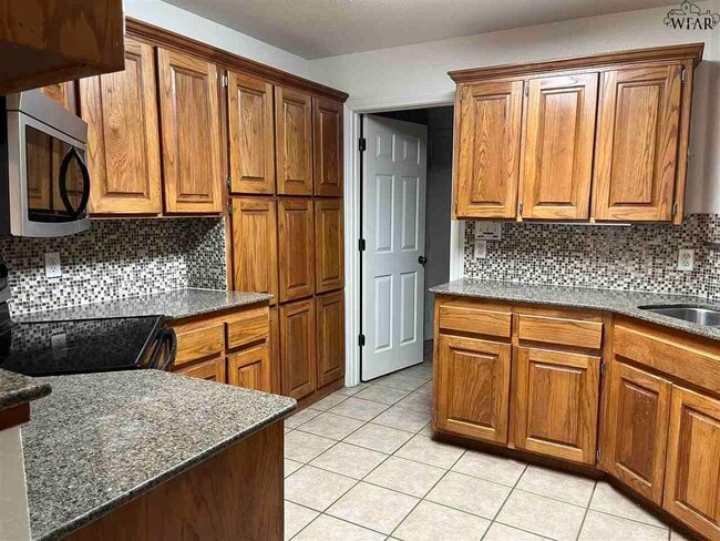 Building Photo - 5423 Flo Dr