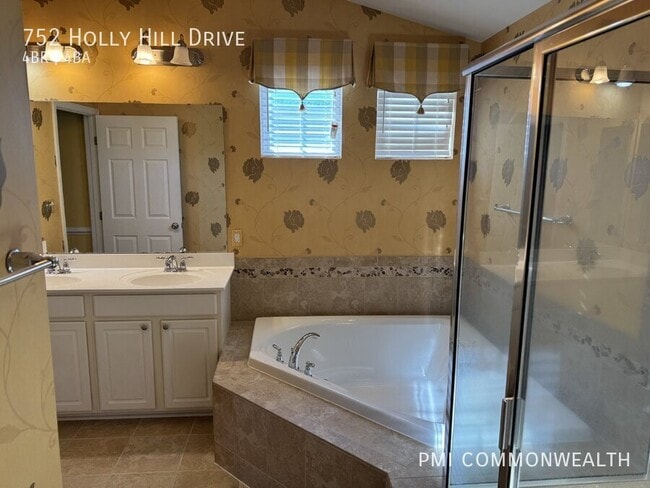 Building Photo - 752 Holly Hill Dr