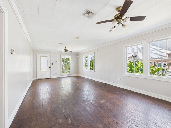 Building Photo - 3 Bedroom, 1 Bathroom NOW Available!