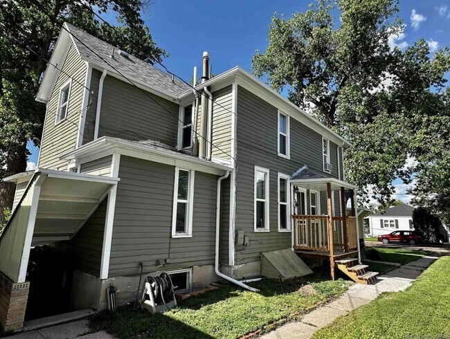 Building Photo - 2120 Russell Ave