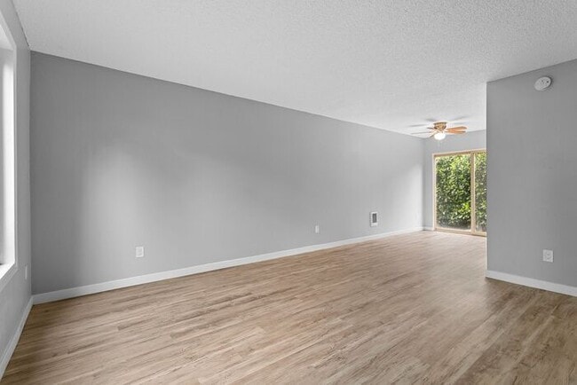 Building Photo - Spacious 2bed/1bath townhome