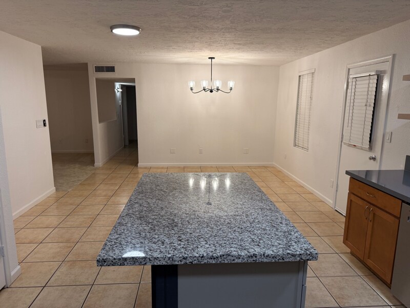 Building Photo - 807 W Palomino Dr