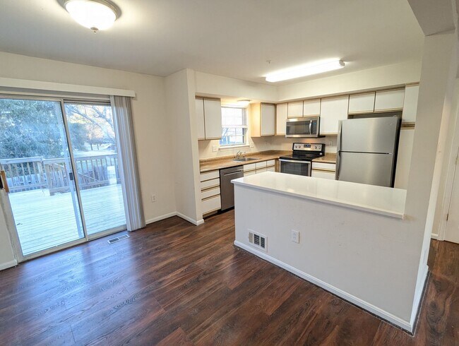 Building Photo - Well maintained townhouse in Robin Meadows Community with updated features available now!