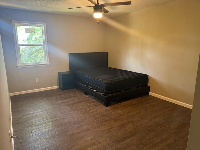 Building Photo - 406 Skyview Dr