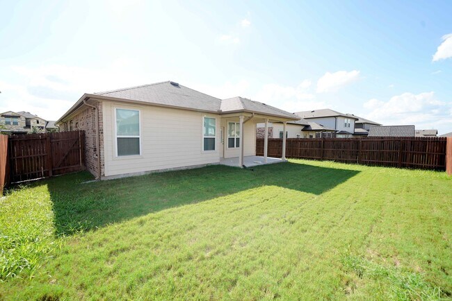 Building Photo - Immaculate rental now available in coveted...