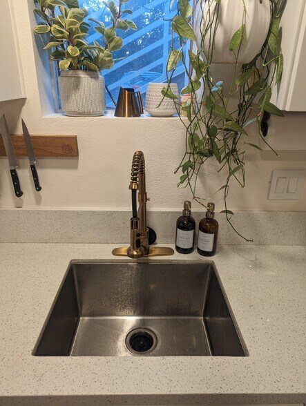 Building Photo - 732 Cedar Ave