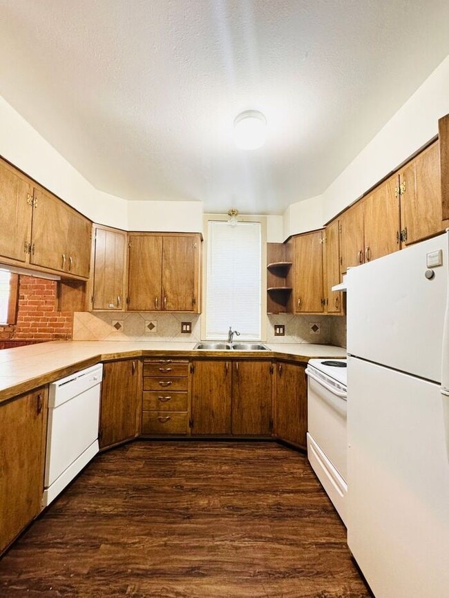 Building Photo - Beautiful 3 Bed 1.5 Bath Townhome in a Ren...