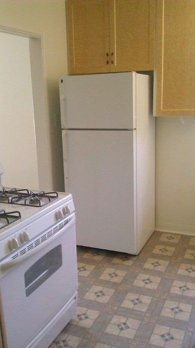 Stove & Refrigerator - 3351 Caroline Ave