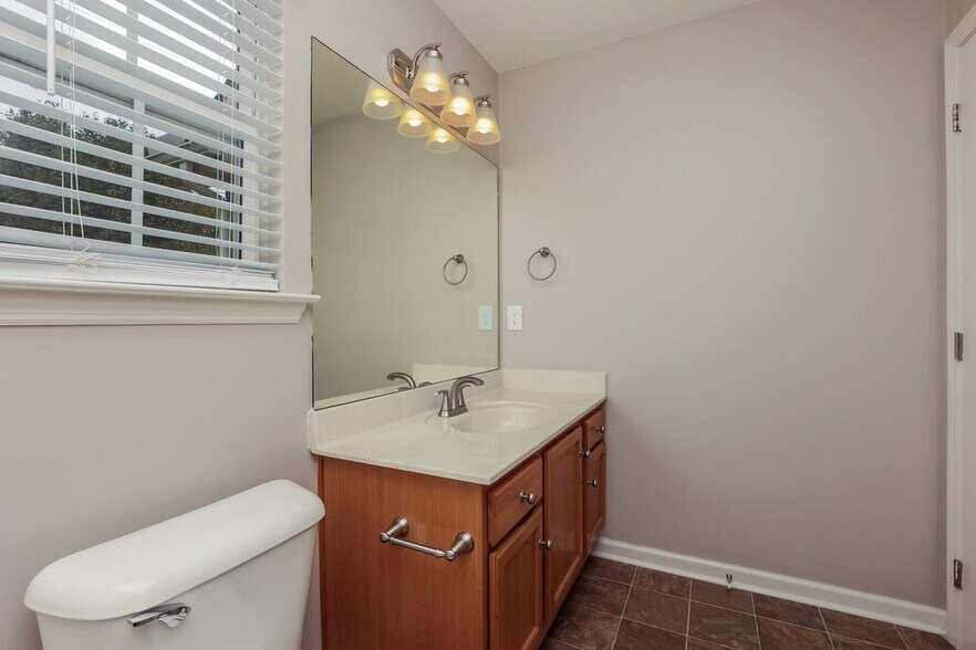 Building Photo - 3019 Candlelite Dr