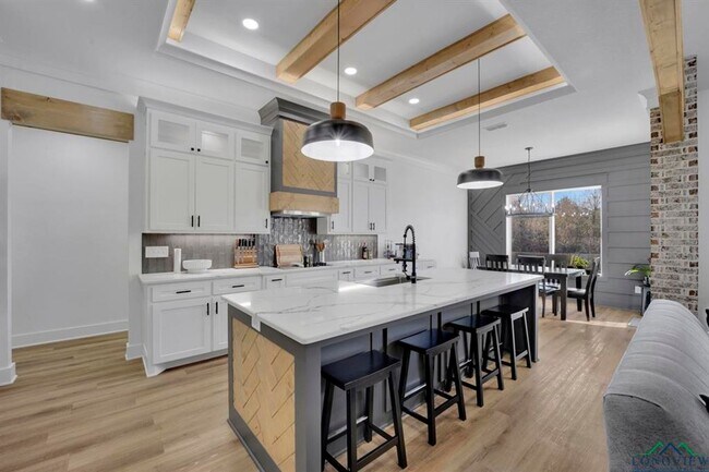 Building Photo - Beautiful 4 bedroom home