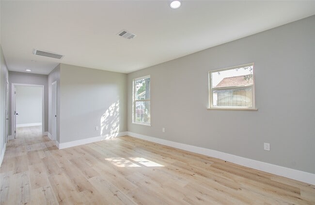 Building Photo - 114 S Iowa St