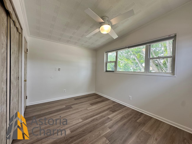 Building Photo - Spacious 4 Bedroom + Den Home with Private...