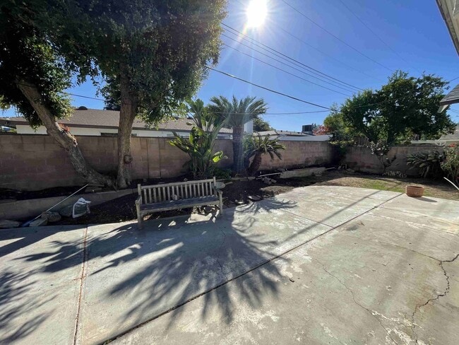 Building Photo - COMPLETELY REMODELED WOODLAND HILLS POOL HOME!