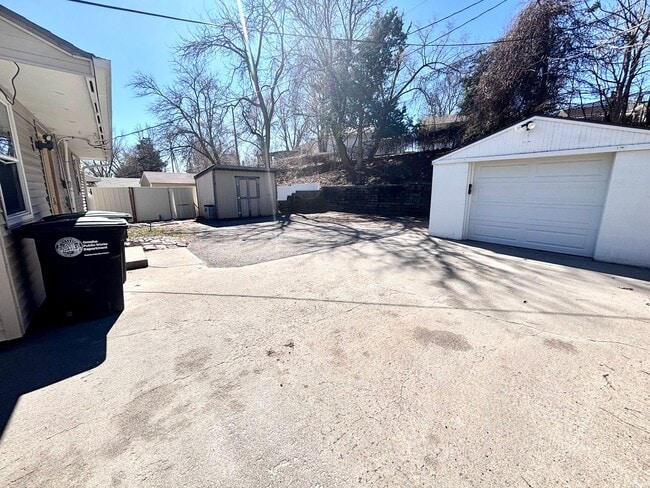 Building Photo - 3222 S 40th St