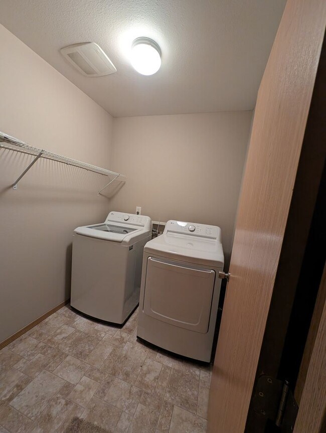 Building Photo - Illahee Home with a View and Two Primary Suites