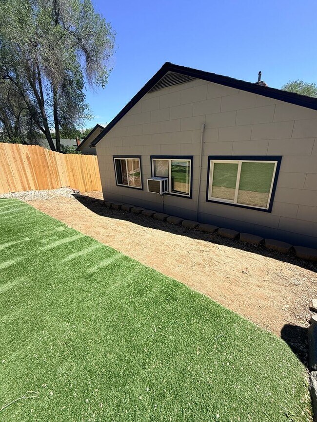 Building Photo - Buena Vista Ave