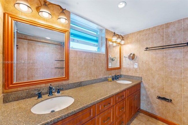 Building Photo - 5005 Collins Ave