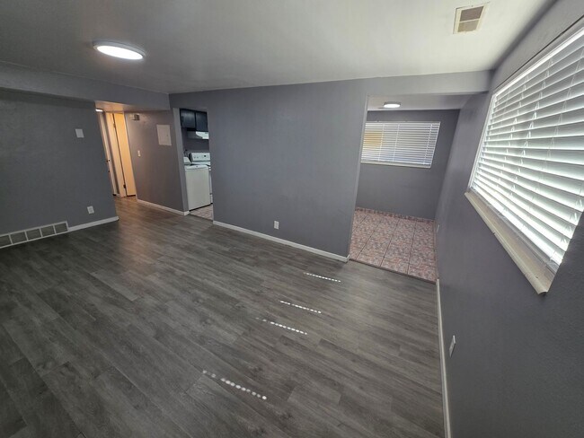 Building Photo - 85 E 200 N