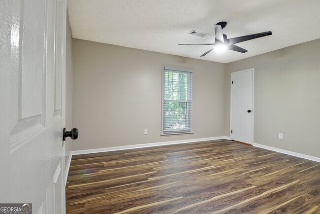 Building Photo - 11 Logwood Ln