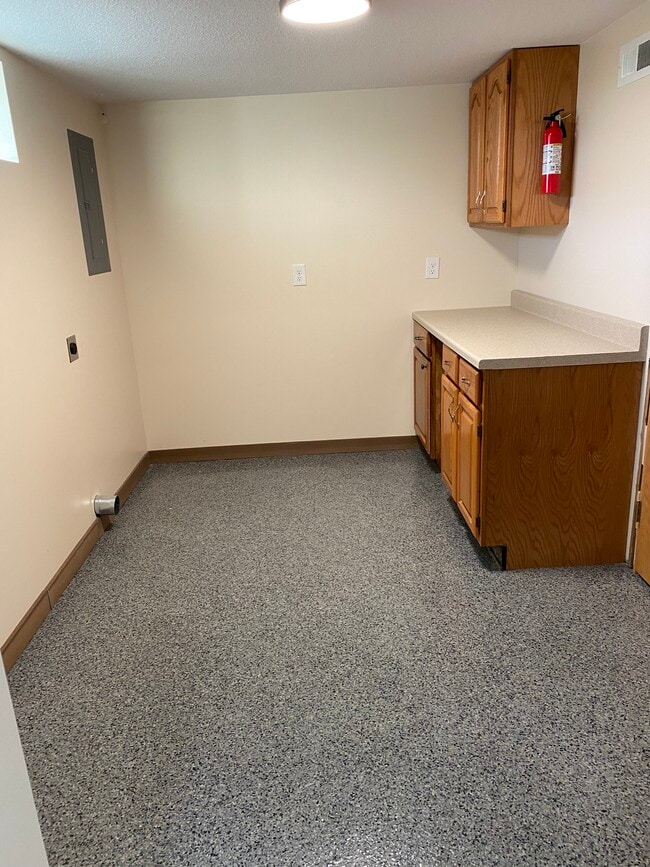 Building Photo - 105 Wapak St