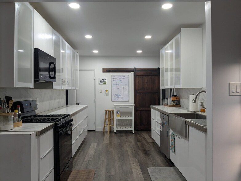 Lee Spa House Kitchen - 1629 N Laurel Ave