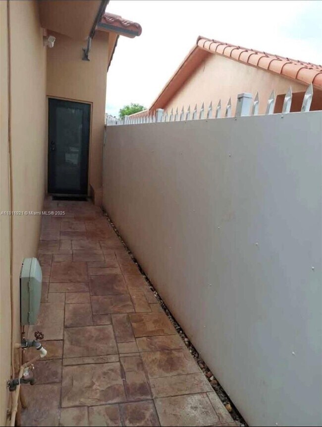 Building Photo - 1050 SW 137th Ct