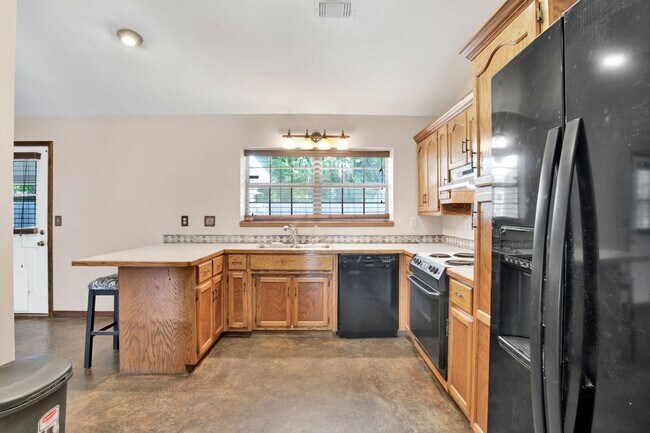 Building Photo - Well-Maintained Home with 2-Car Garage & Screened Back Porch in Central Location