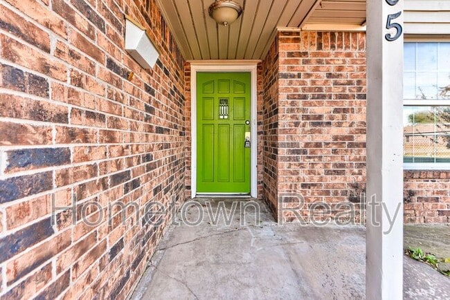 Building Photo - 605 W Clarke St