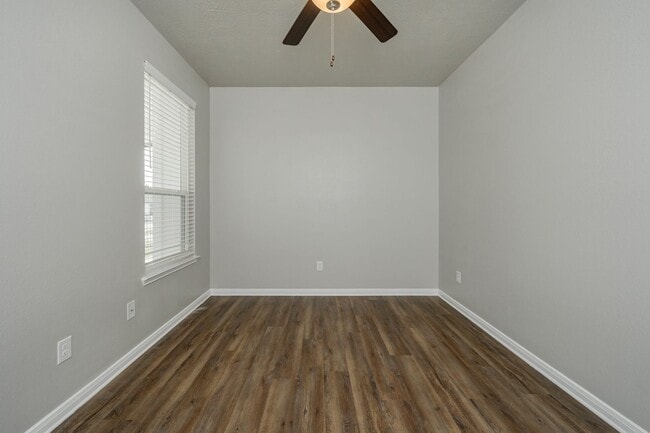 Building Photo - Bright & Cozy Townhome