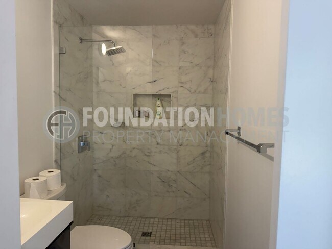 Building Photo - Stunning Home located at the end of a cul-...