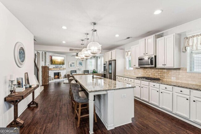 Building Photo - 5545 Mirror Lake Dr