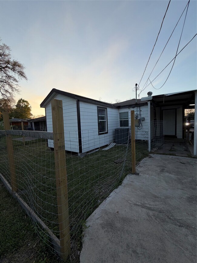 Building Photo - 8308 Lenore St