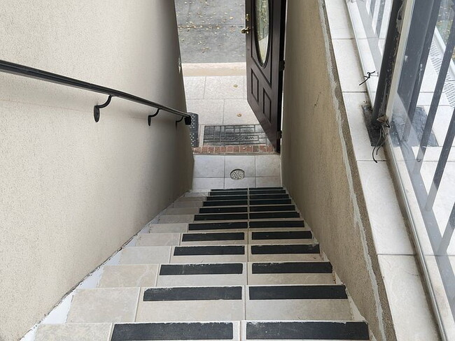 Building Photo - "Charming 2-Bedroom Retreat in Douglaston – Cozy Comfort with 710 Sq Ft of Living Space!"