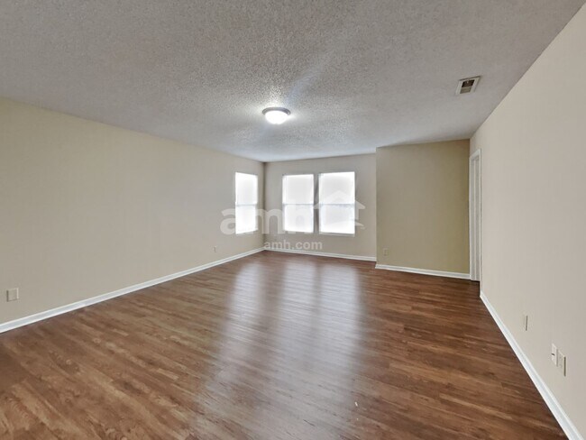Building Photo - 10935 Parker Dr