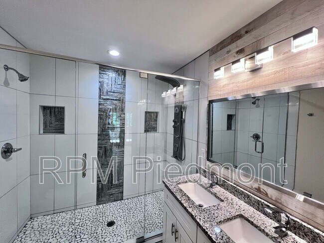 Building Photo - 334 Dargan Pl SW
