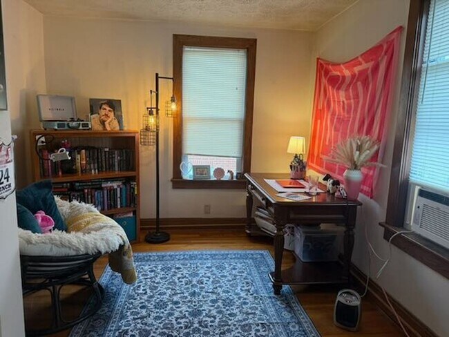 Building Photo - 4 Bedroom Townhome Across Street from JMU