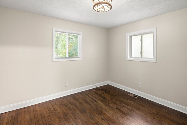Building Photo - Renovated Cottage - Central West Asheville...