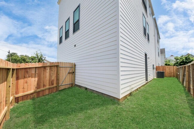 Building Photo - 3604 Runnels St