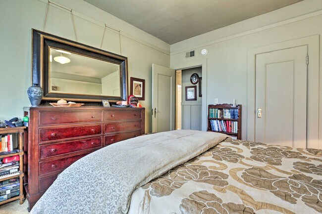 Building Photo - 233 Ashbury St