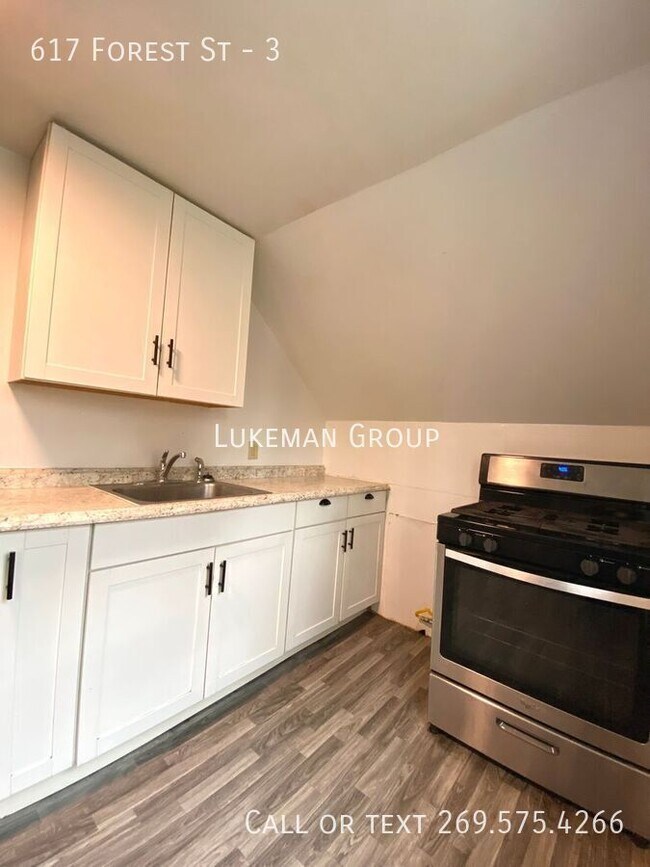 Building Photo - 617 Forest St