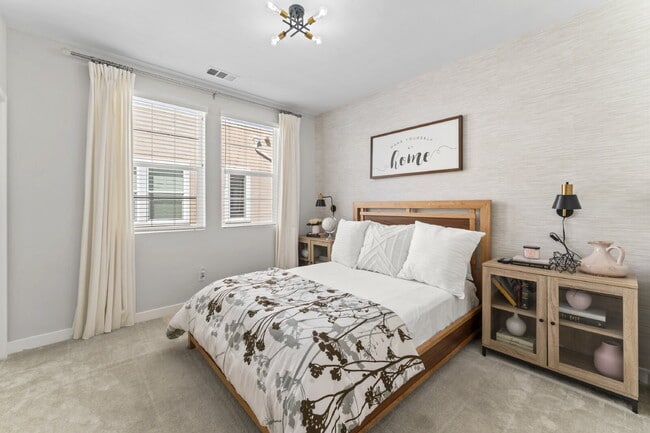 Building Photo - "Spacious 3-Bedroom Townhouse Retreat in P...