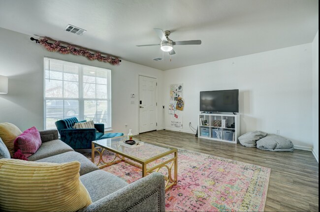 Building Photo - 4 Bedroom, 4 Bathroom in Shawnee!