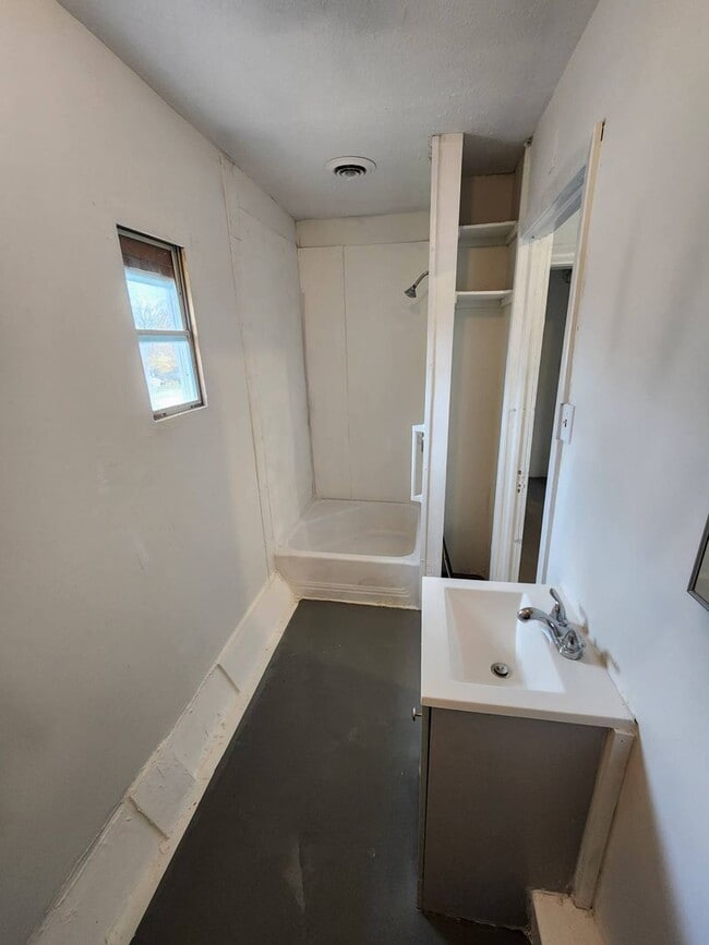 Building Photo - 521 W 14th St