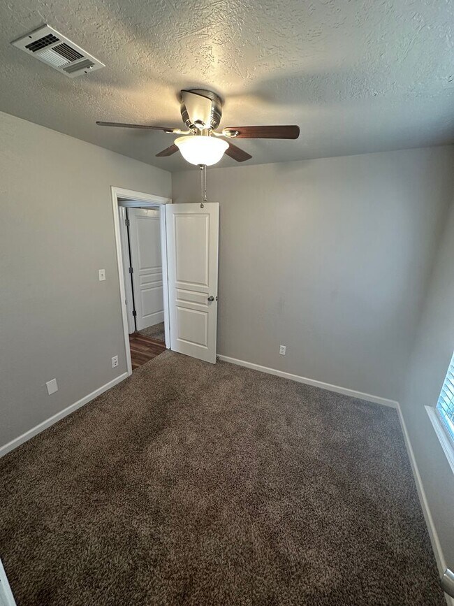 Building Photo - Total Remodel 3bed, 2bath, 2car in S Norman