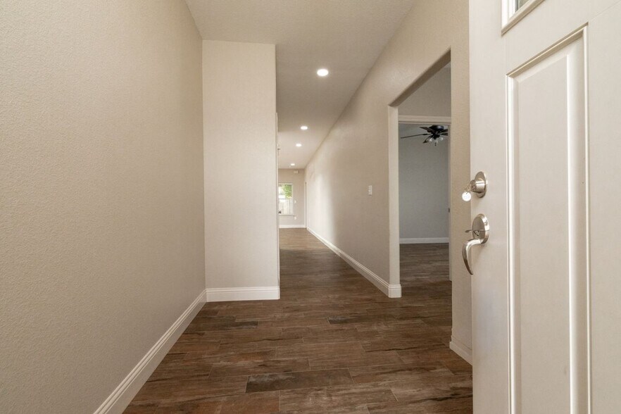 Building Photo - 405 Titus Dr