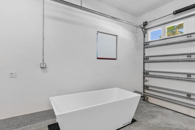 Building Photo - 940 Greenbriar Dr