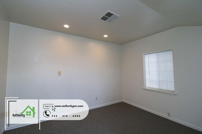 Building Photo - 2037 Pine St